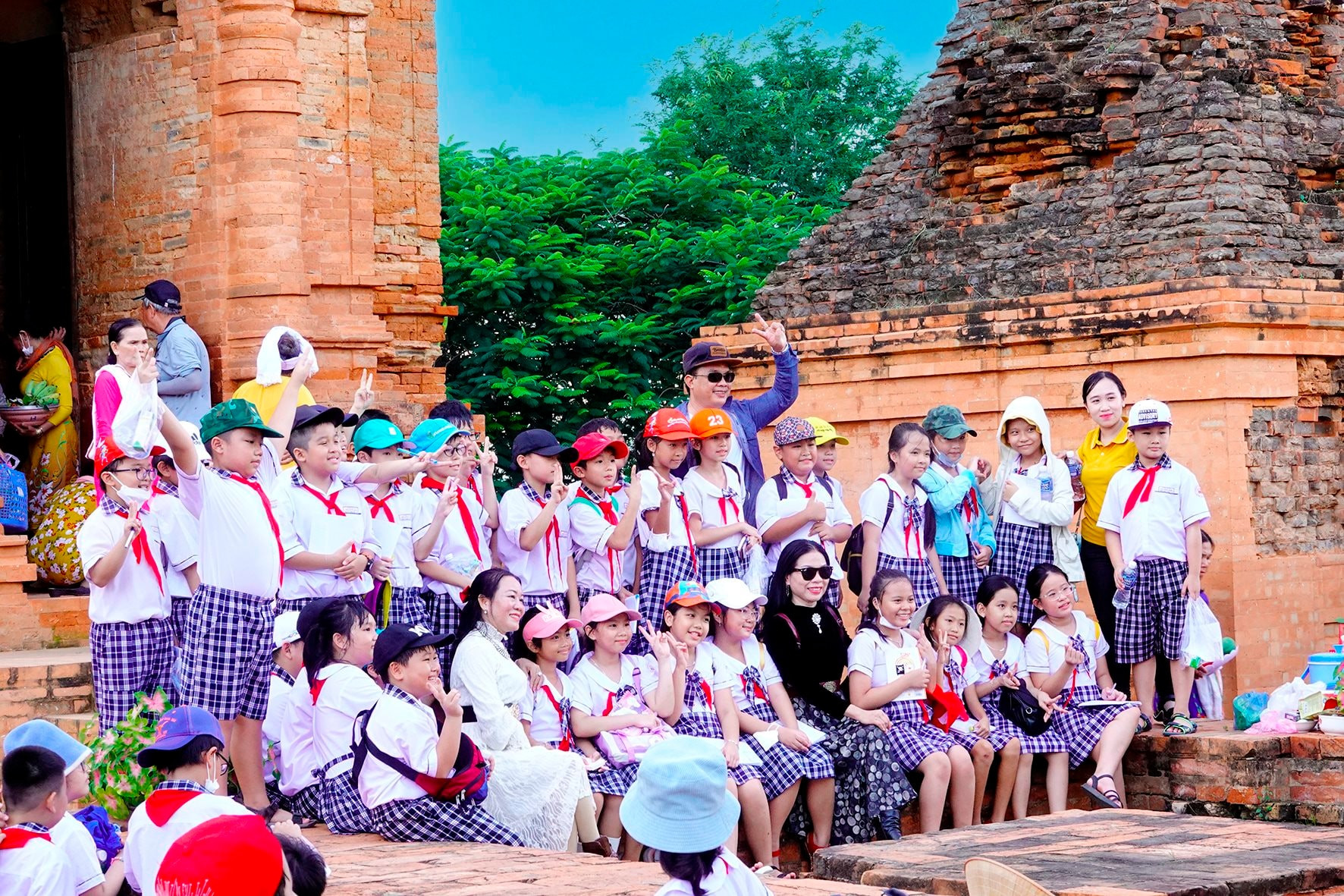Đọc hiểu Giáo dục ý thức bảo vệ di sản văn hóa cho thế hệ trẻ (có đáp án) (ảnh 1)
