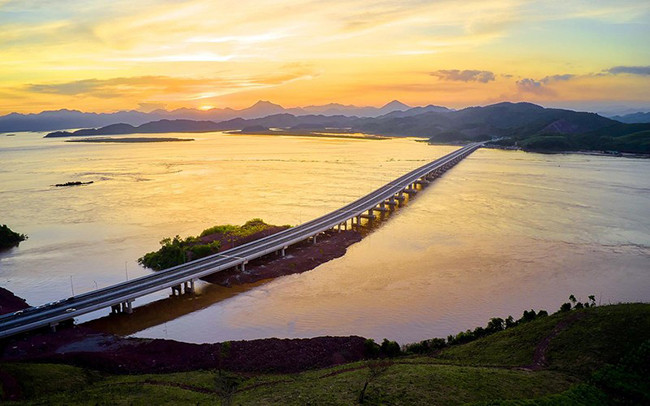 TOP 10 mẫu Phân tích bài thơ Sông Hồng của Lưu Quang Vũ (2025) SIÊU HAY (ảnh 1)