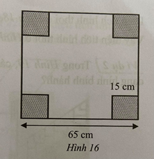 Một miếng bìa hình vuông có độ dài cạnh 65cm. Người ta cắt đi bốn góc (ảnh 1)