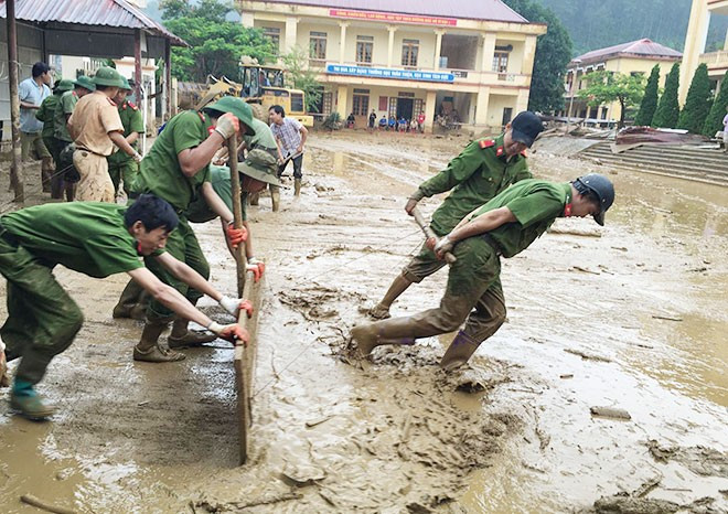 Giải GDQP 10 Bài 1: Lịch sử, truyền thống của lực lượng vũ trang nhân dân Việt Nam - Cánh diều  (ảnh 1)