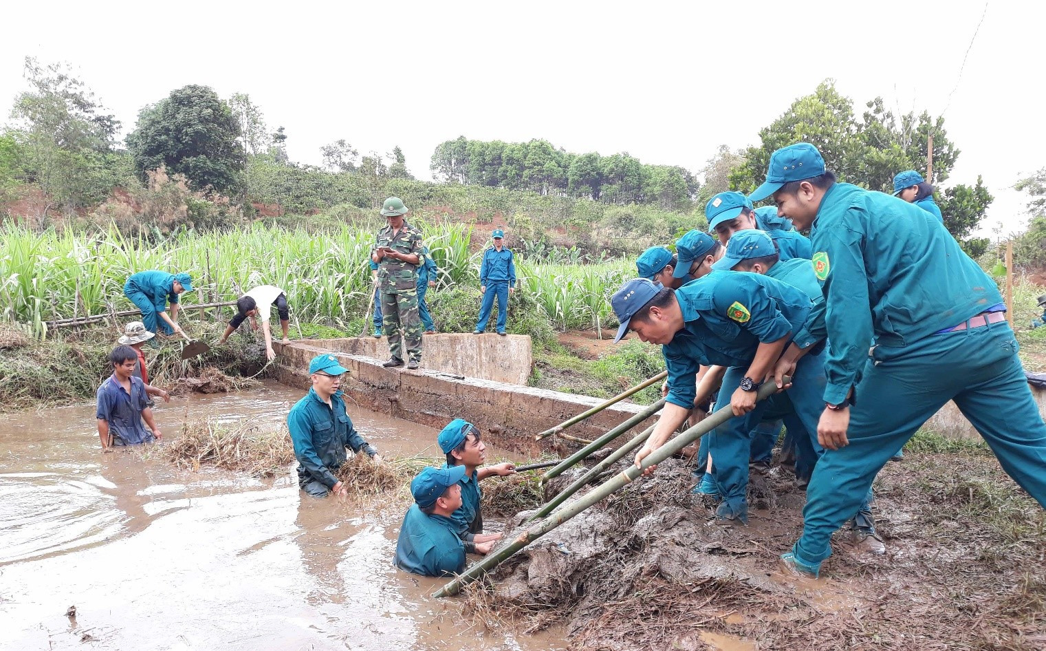 Giải GDQP 10 Bài 1: Lịch sử, truyền thống của lực lượng vũ trang nhân dân Việt Nam - Cánh diều  (ảnh 1)