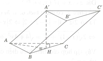Cho hình lăng trụ abc a b c có đáy là tam giác đều với độ dài cạnh bằng 2a Hình chiếu vuông góc của  a lên mặt phẳng abc  trùng với trung điểm h  của BC (ảnh 1)