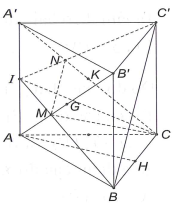 Cho hình lăng trụ tam giác đều abc a b c  có cạnh đáy bằng a và cạnh bên bằng  a 2 (ảnh 1)