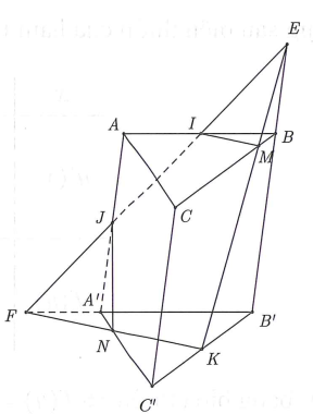 Gọi I, J, K lần lượt là trung điểm của các cạnh AB, AA’ và B’C’ (ảnh 1)