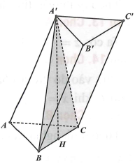 Cho lăng trụ ABC.A'B'C' có cạnh bên bằng 2a, đáy ABC là tam giác cân tại A, AB = 2a, Hình chiếu vuông góc của A' trên (ABC) trùng (ảnh 1)