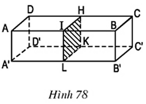 Trên hình 78 có những cặp mặt phẳng nào song song với nhau (ảnh 1)