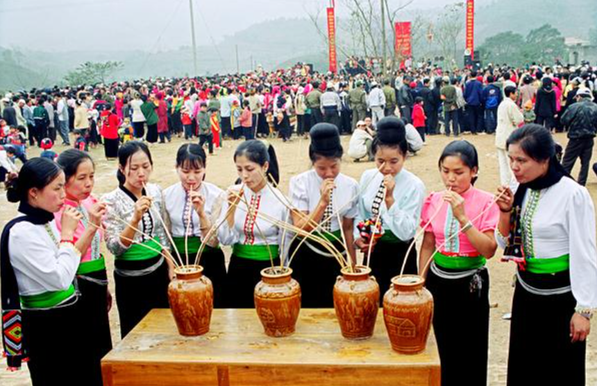 TOP 10 Write about the customs and traditions of an ethnic group that you know well (siêu hay) (ảnh 1)