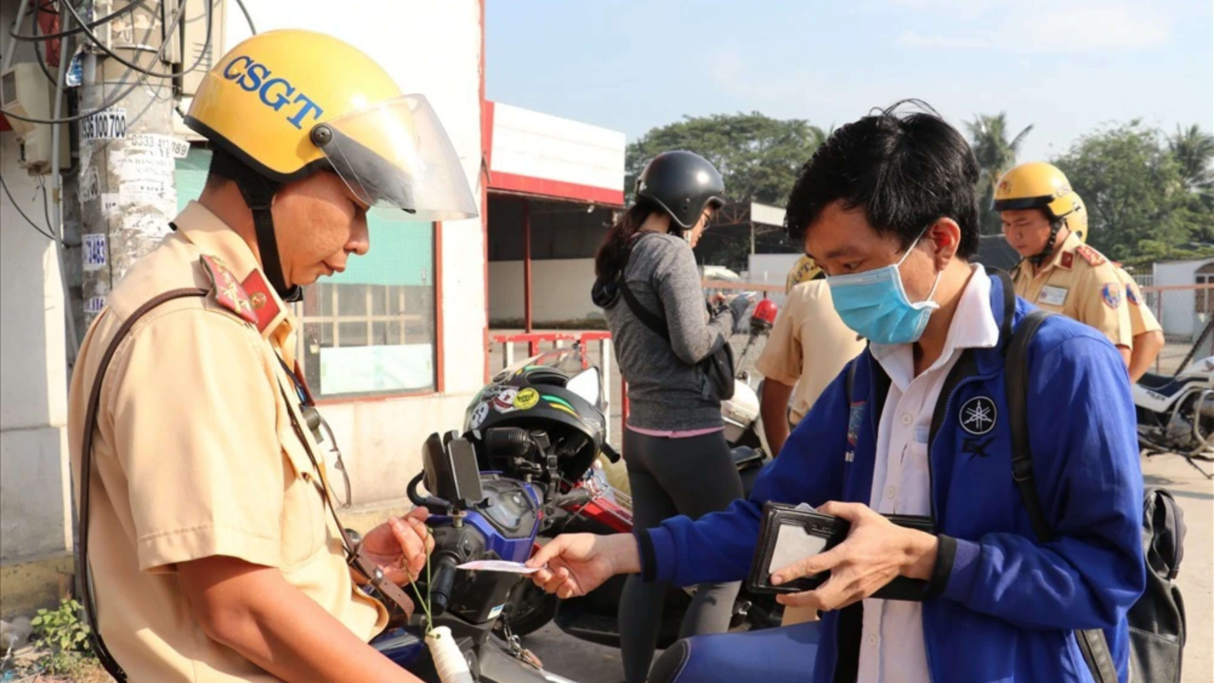 Nộp phạt tại chỗ có biên lai nộp phạt không theo quy định hiện nay?