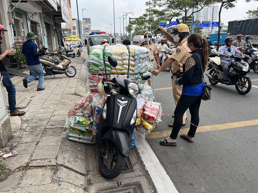 Xe máy được chở hàng hoá cao bao nhiêu thì không bị phạt ?