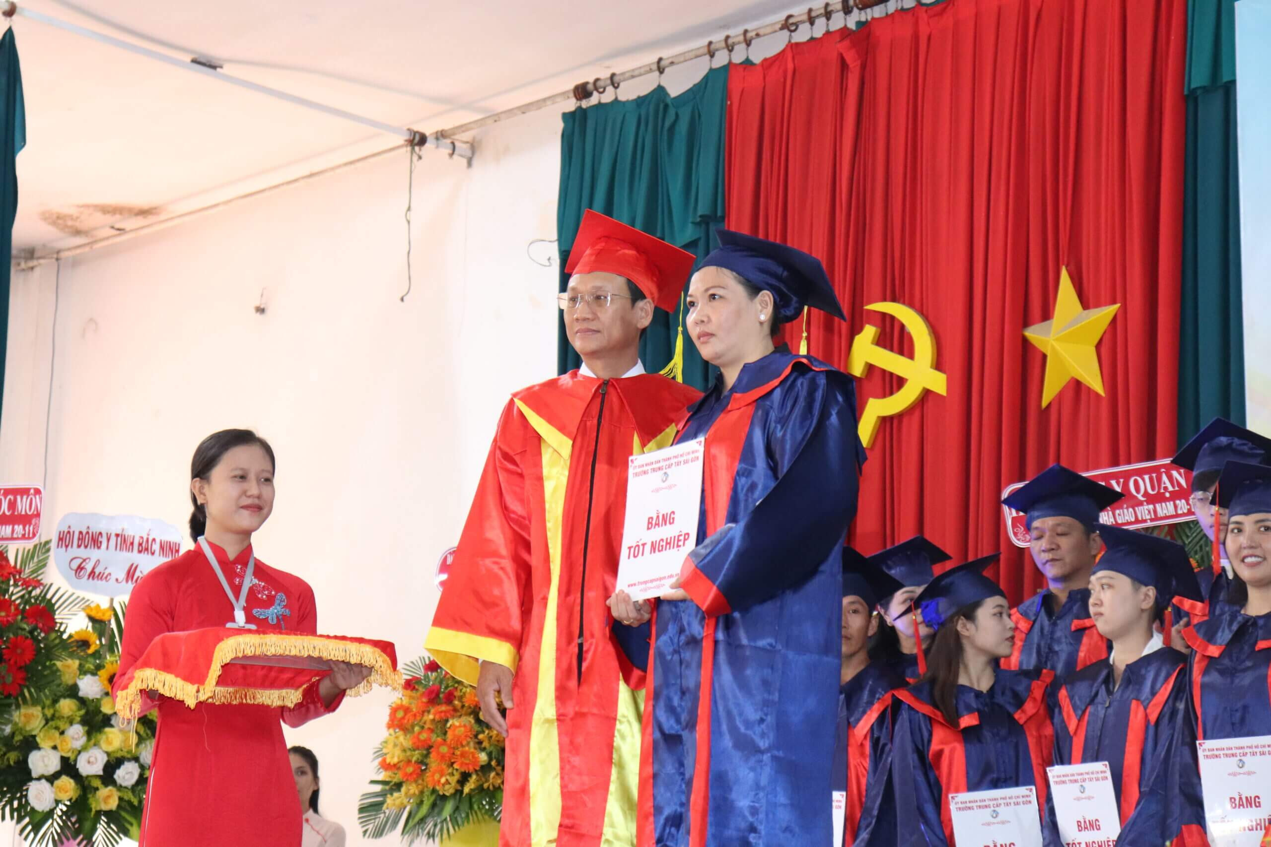 Bằng trung cấp l&agrave; g&igrave;? C&oacute; gi&aacute; trị như bằng đại học kh&ocirc;ng?