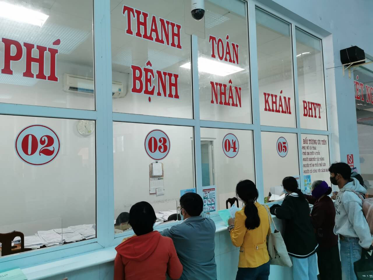 Kh&aacute;m ngoại tr&uacute; l&agrave; g&igrave;? Mức hưởng bảo hiểm y tế l&agrave; bao nhi&ecirc;u đối với người bệnh đến kh&aacute;m bệnh chữa bệnh ngoại tr&uacute; tại bệnh viện tuyến huyện mới nhất 2025