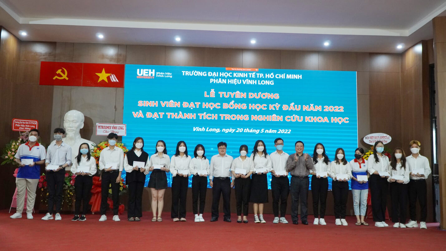 Nguồn học bổng hiện nay quy định ra sao? Tr&igrave;nh tự x&eacute;t cấp học bổng cho học sinh mới nhất 2025