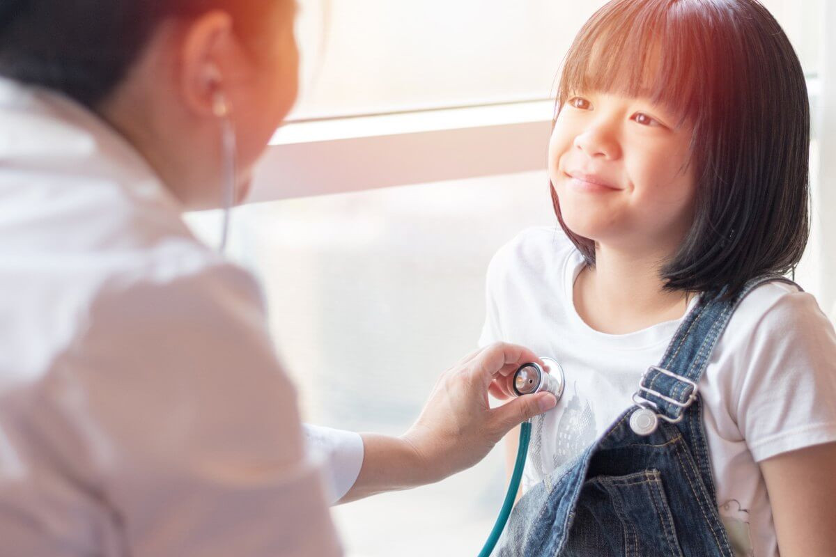 Trẻ em dưới 6 tuổi kh&aacute;m bệnh tr&aacute;i tuyến c&oacute; được hưởng bảo hiểm kh&ocirc;ng?