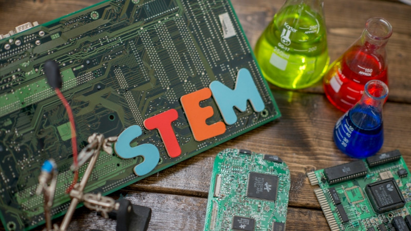STEM l&agrave; viết tắt của những g&igrave;? Gi&aacute;o dục STEM c&oacute; g&igrave; đặc biệt?