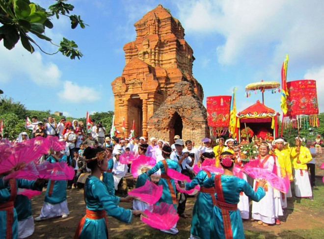 Lễ hội dân gian đặc sắc của dân tộc Chăm ở Ninh Thuận(theo Đào Bình Trịnh) - Tác giả tác phẩm Ngữ văn lớp 10 - Cánh diều (ảnh 1)