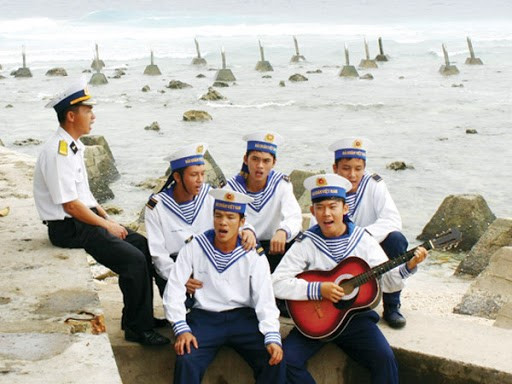 Lính đảo hát tình ca trên đảo (Trần Đăng Khoa) - Tác giả tác phẩm Ngữ văn lớp 10 - Cánh diều (ảnh 1)