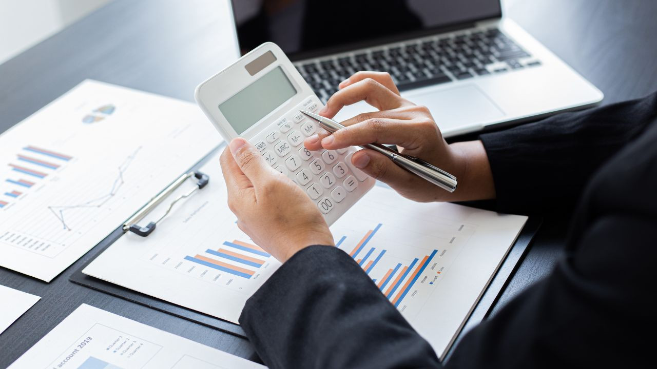 02 loại thuế kinh doanh online người b&aacute;n cần nộp mới nhất 2025
