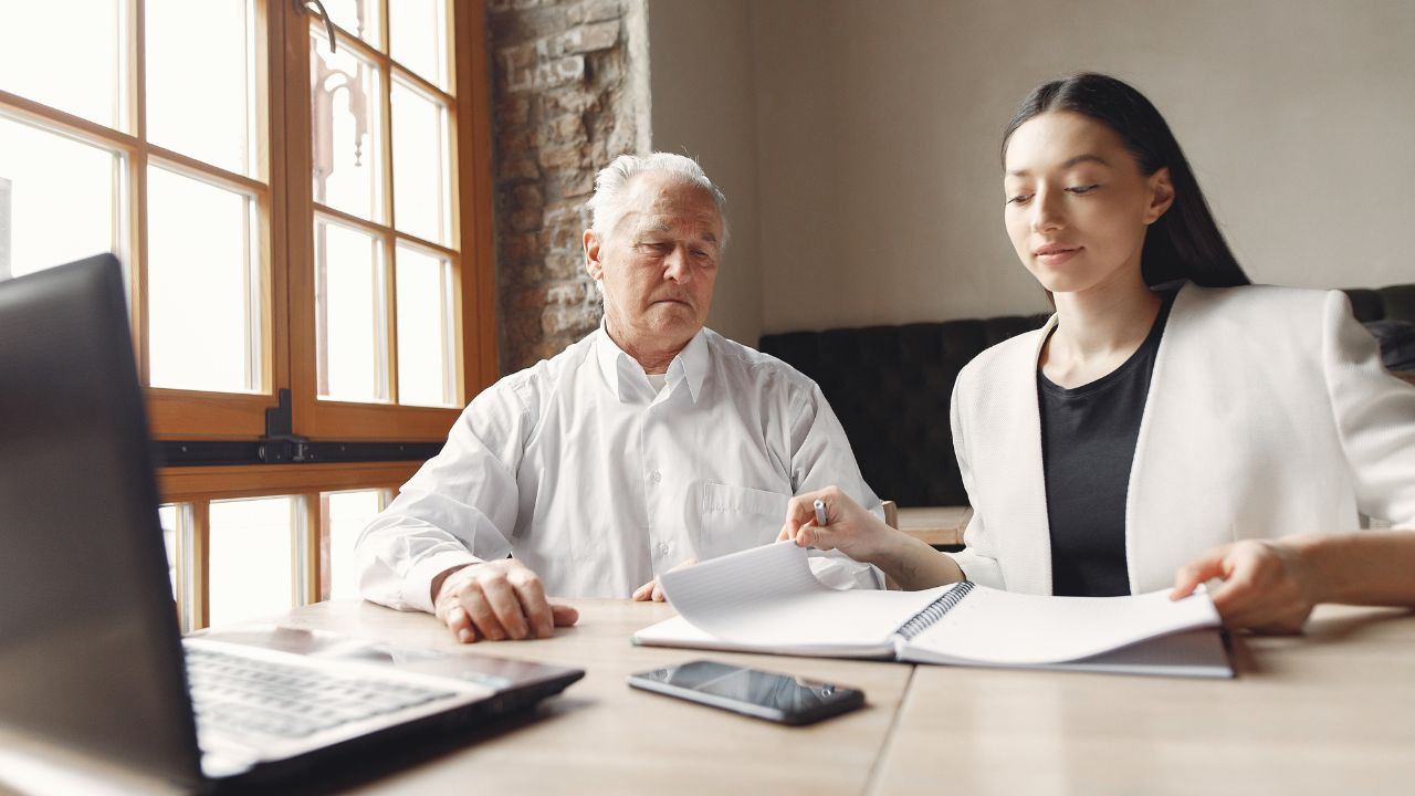 Người lao động l&agrave; ai? Độ tuổi người lao động l&agrave; từ bao nhi&ecirc;u?