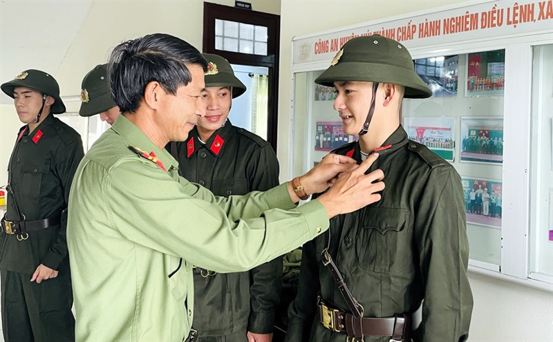 Xuất ngũ trước thời hạn thực hiện nghĩa vụ công an có được làm công an chuyên nghiệp không?