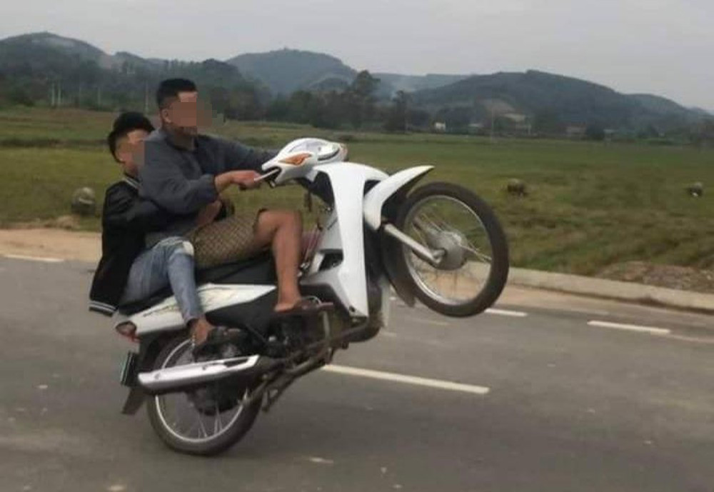 Bốc đầu xe m&aacute;y c&oacute; bị phạt kh&ocirc;ng? Mức phạt bốc đầu xe m&aacute;y bao nhi&ecirc;u?