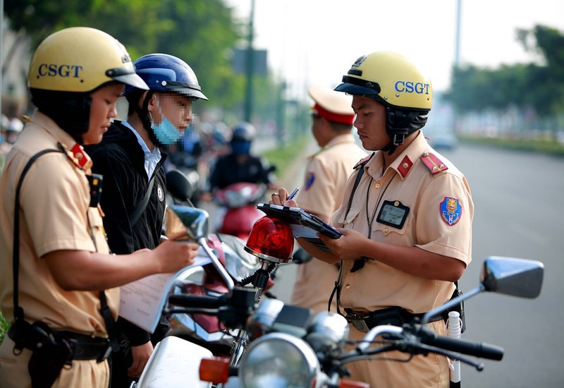Kh&ocirc;ng chấp h&agrave;nh hiệu lệnh CSGT phạt bao nhi&ecirc;u?