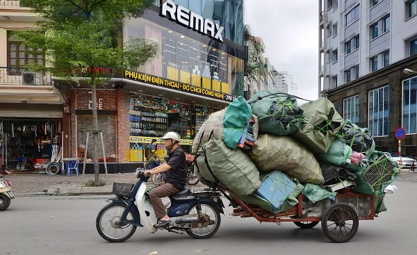 Xe m&aacute;y chở h&agrave;ng cồng kềnh bị trừ mấy điểm giấy ph&eacute;p l&aacute;i xe?