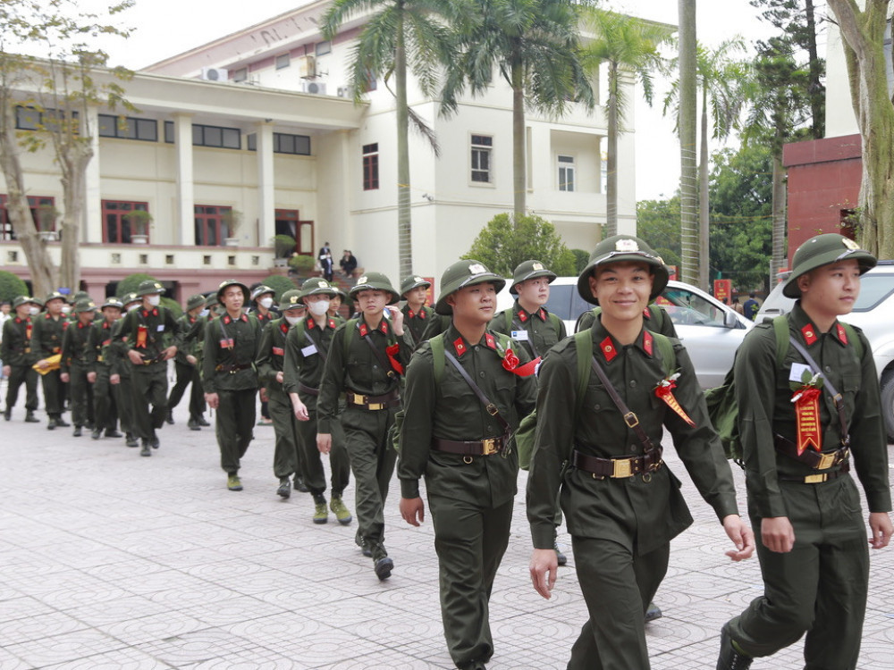 Đi nghĩa vụ công an có được sử dụng điện thoại không?