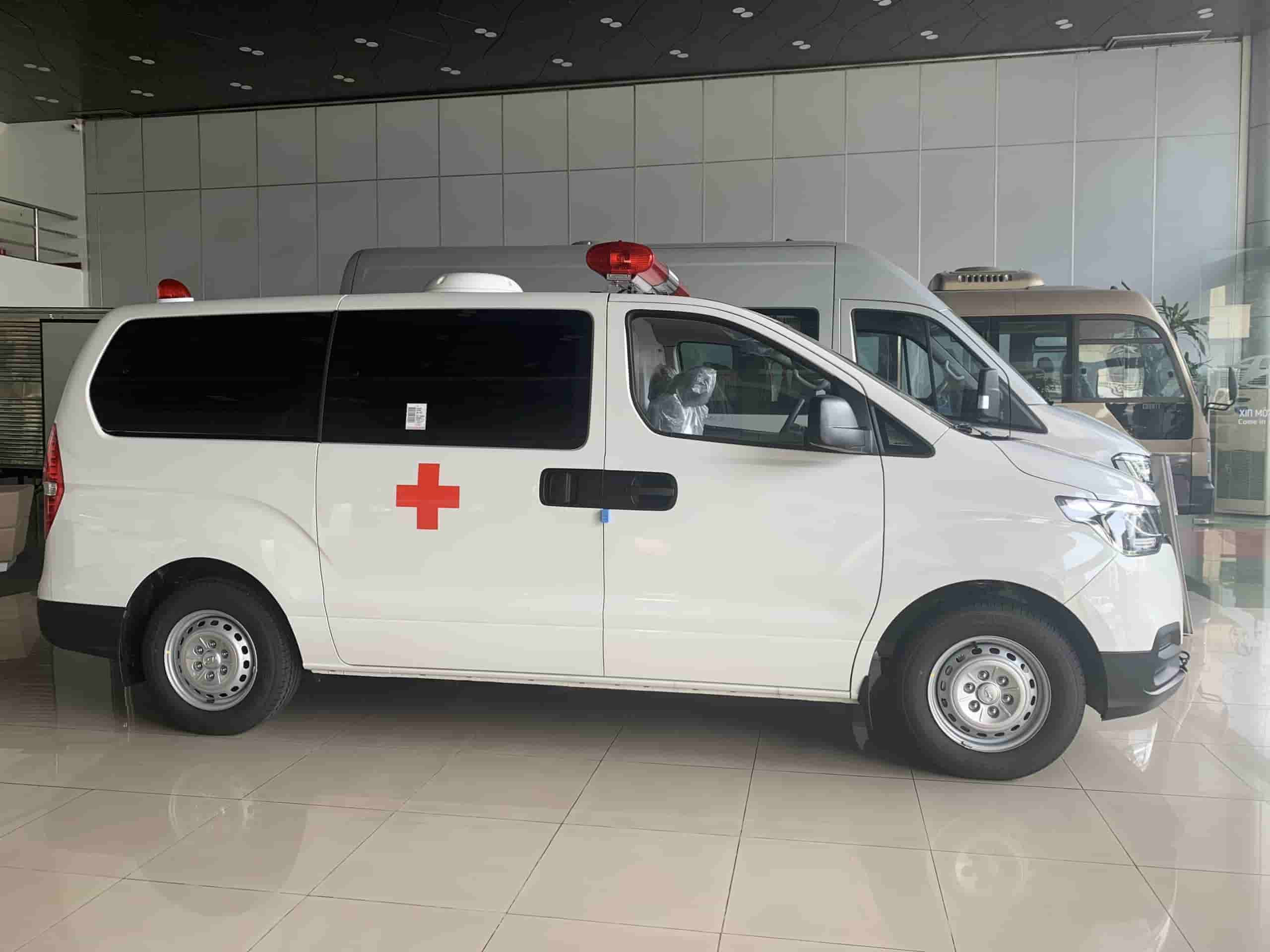 Xe cứu thương được ưu ti&ecirc;n khi n&agrave;o? Quyền ưu ti&ecirc;n của xe cứu thương gồm những g&igrave;?
