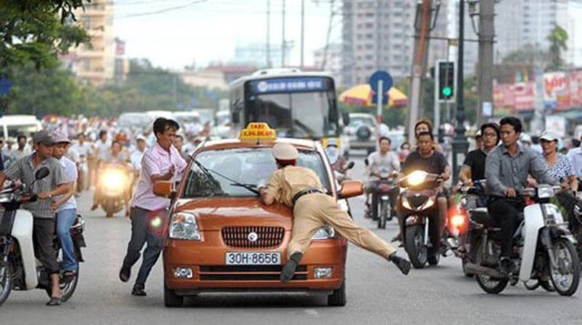 Cản trở người thi h&agrave;nh c&ocirc;ng vụ l&agrave; g&igrave;? H&igrave;nh phạt mới nhất 2025 tội cản trở người thi h&agrave;nh c&ocirc;ng vụ ra sao? (ảnh 1)
