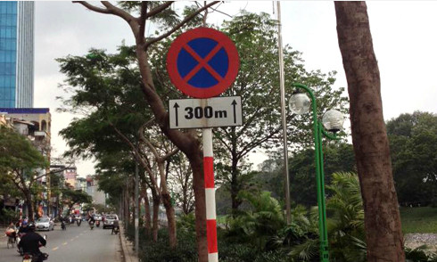 Biển cấm đỗ 300m