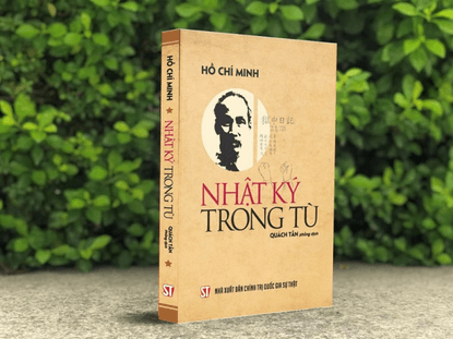 Tìm đọc trọn vẹn tập Ngục trung nhật kí và các tuyển tập thơ chữ Hán, thơ tiếng Việt của Hồ Chí Minh. Học thuộc lòng một số bài thơ bạn thấy tâm đắc và sưu tầm những tài liệu viết về bài thơ đó. (ảnh 1)