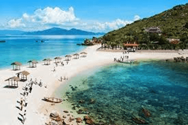 Giáo án điện tử Địa lí 12 Bài 28 (Cánh diều): Phát triển kinh tế và đảm bảo an ninh quốc phòng ở Biển Đông và các đảo, quần đảo (ảnh 1)