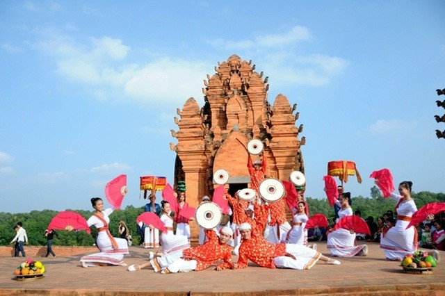 Soạn bài Lễ hội dân gian đặc sắc của dân tộc Chăm ở Ninh Thuận - Ngắn nhất Cánh diều (ảnh 1)
