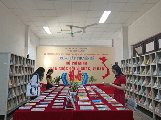 Tìm hiểu cách tổ chức hệ thống tư liệu về Chủ tịch Hồ Chí Minh trong các phòng trưng bày chuyên đề hoặc trong các thư viện bảo tàng mà bạn trong lớp có được về Người trong không gian học tập phù hợp (nhà hoặc ở lớp). (ảnh 1)