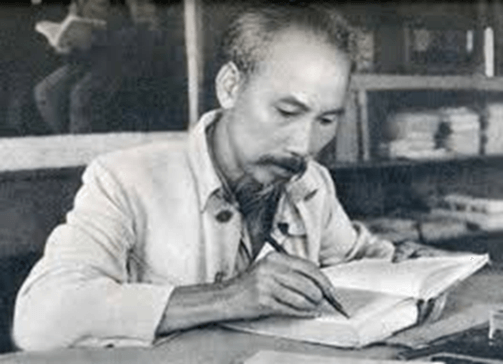 Tìm hiểu, sưu tầm tư liệu (bài viết, tranh, ảnh, video clịp,...) để làm bài tập dự án với chủ đề: Nguyễn Ái Quốc - Hồ Chí Minh (ảnh 1)