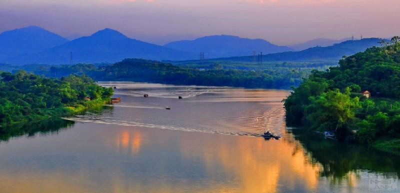 Cảm nhận vẻ đẹp sông Hương khi chảy vào thành phố Huế (5 mẫu) (ảnh 1)