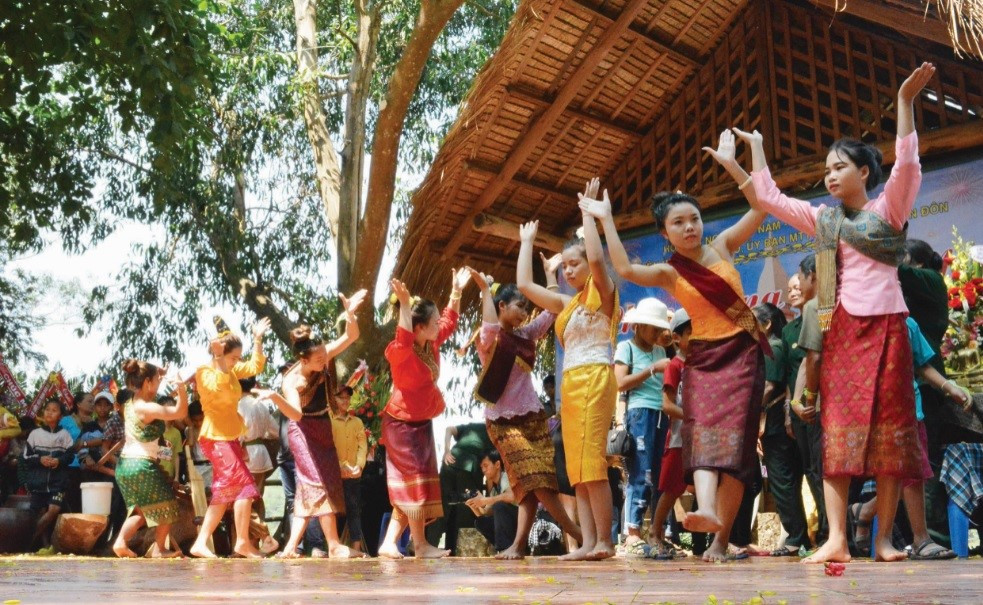 Tìm hiểu thêm từ sách, báo và internet về những thành tựu văn hóa tiêu biểu của đất nước Lào (ảnh 1)