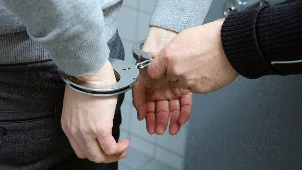 Ai c&oacute; quyền bắt người phạm tội quả tang v&agrave; tước vũ kh&iacute;, hung kh&iacute; của người bị bắt?