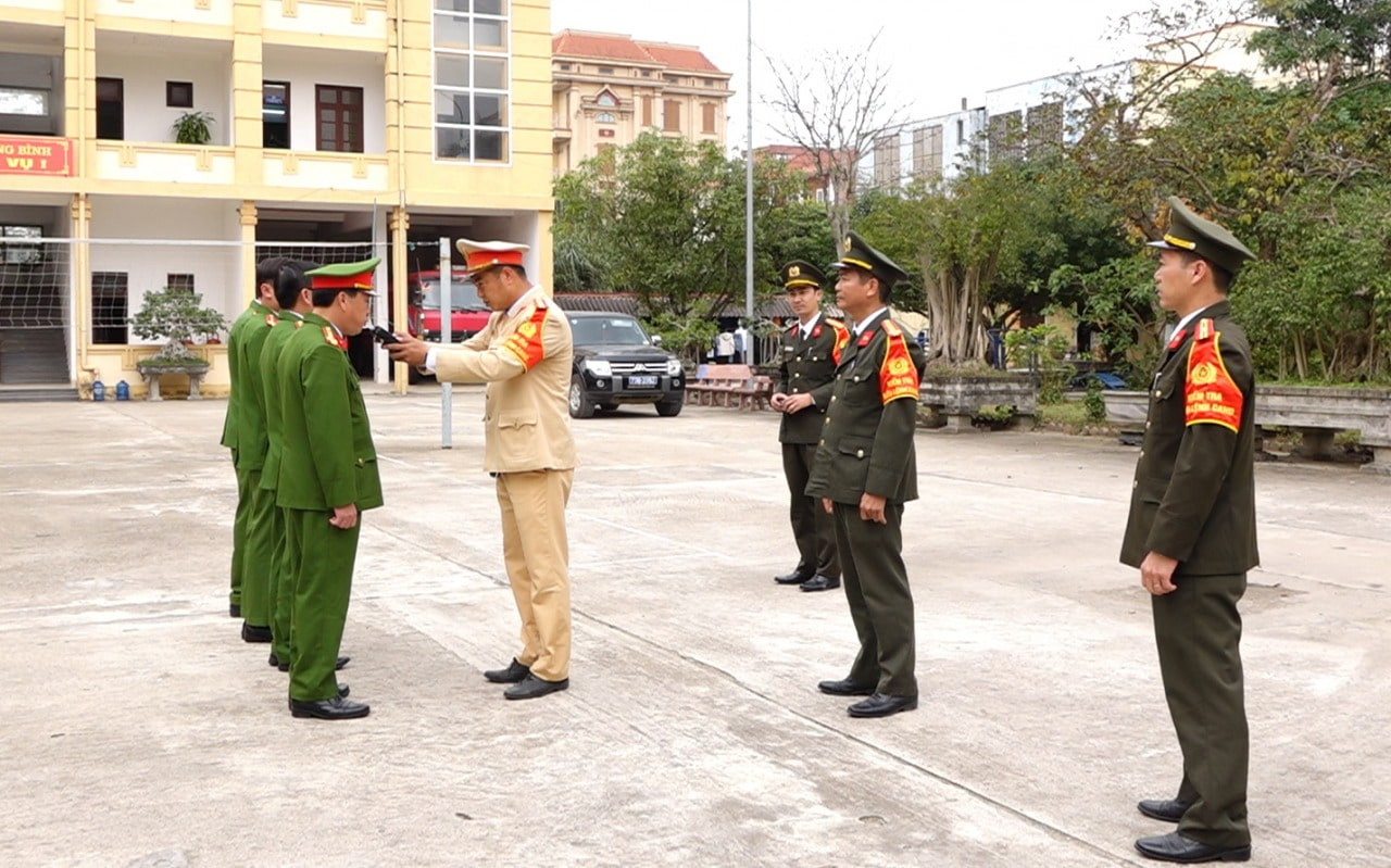 Cấp bậc Sĩ quan chuy&ecirc;n m&ocirc;n kỹ thuật trong C&ocirc;ng an nh&acirc;n d&acirc;n gồm những g&igrave;?
