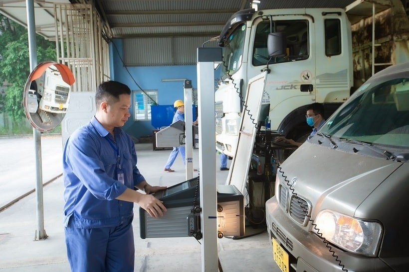 Đăng kiểm vi&ecirc;n c&oacute; h&agrave;nh vi l&agrave;m sai lệch kết quả kiểm định xe cơ giới bị phạt tiền như thế n&agrave;o mới nhất 2025?