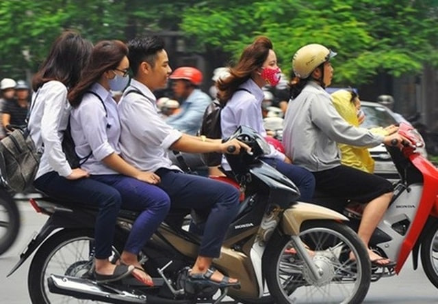 Người đủ 15 tuổi nếu điều khiển xe m&aacute;y sẽ bị phạt cảnh c&aacute;o