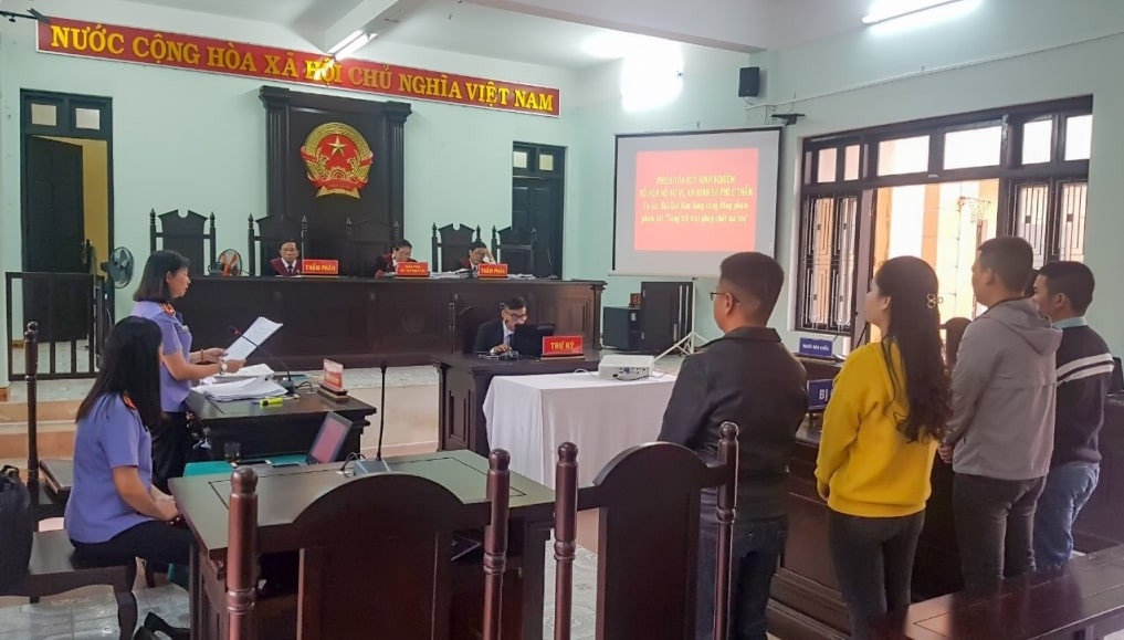 Bi&ecirc;n bản phi&ecirc;n t&ograve;a h&igrave;nh sự ghi những th&ocirc;ng tin g&igrave;?