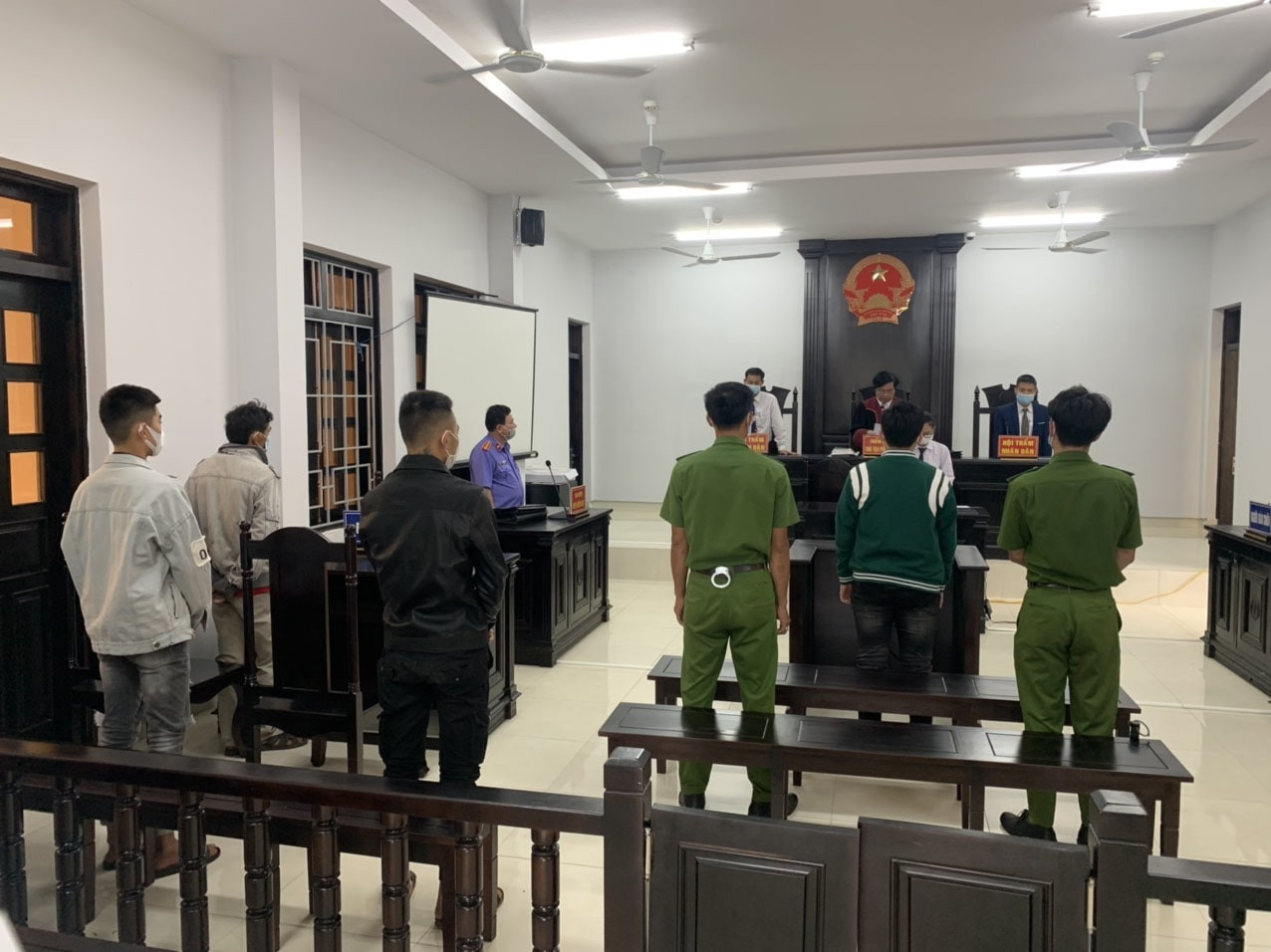 Nếu người y&ecirc;u cầu ghi những sửa đổi, bổ sung v&agrave;o bi&ecirc;n bản phi&ecirc;n t&ograve;a h&igrave;nh sự th&igrave; Thư k&yacute; T&ograve;a &aacute;n c&oacute; được sửa chữa trực tiếp hay kh&ocirc;ng?