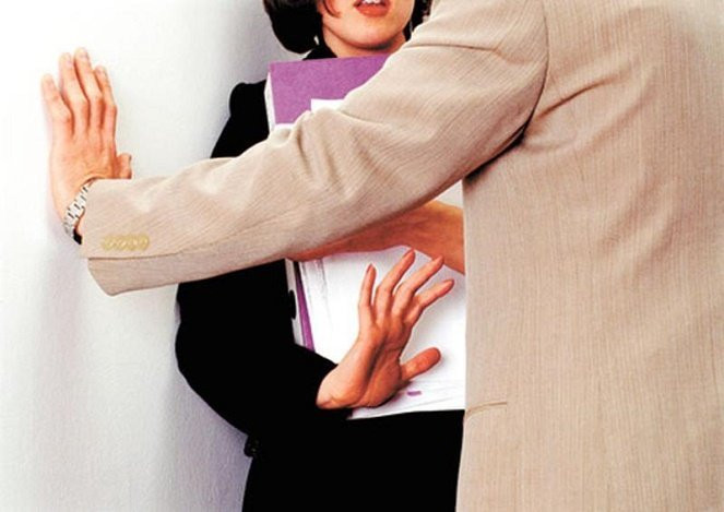 Mức xử phạt h&agrave;nh vi Cưỡng h&ocirc;n đồng nghiệp