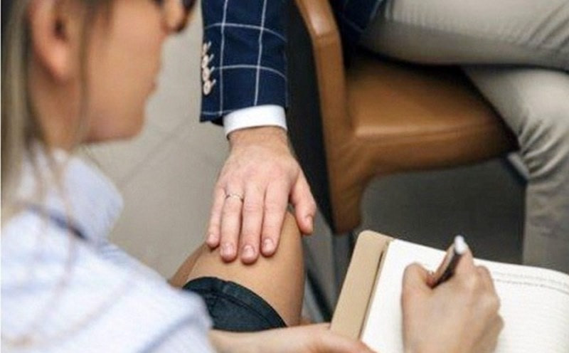 Cưỡng h&ocirc;n đồng nghiệp c&oacute; bị sa thải kh&ocirc;ng?