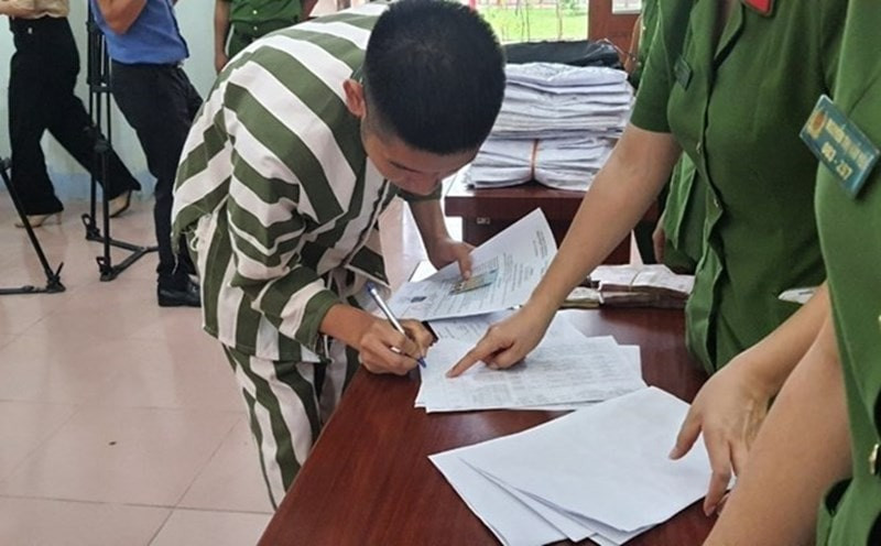 C&oacute; &aacute;p dụng h&igrave;nh phạt t&ugrave; chung th&acirc;n đối với người dưới 18 tuổi hay kh&ocirc;ng?