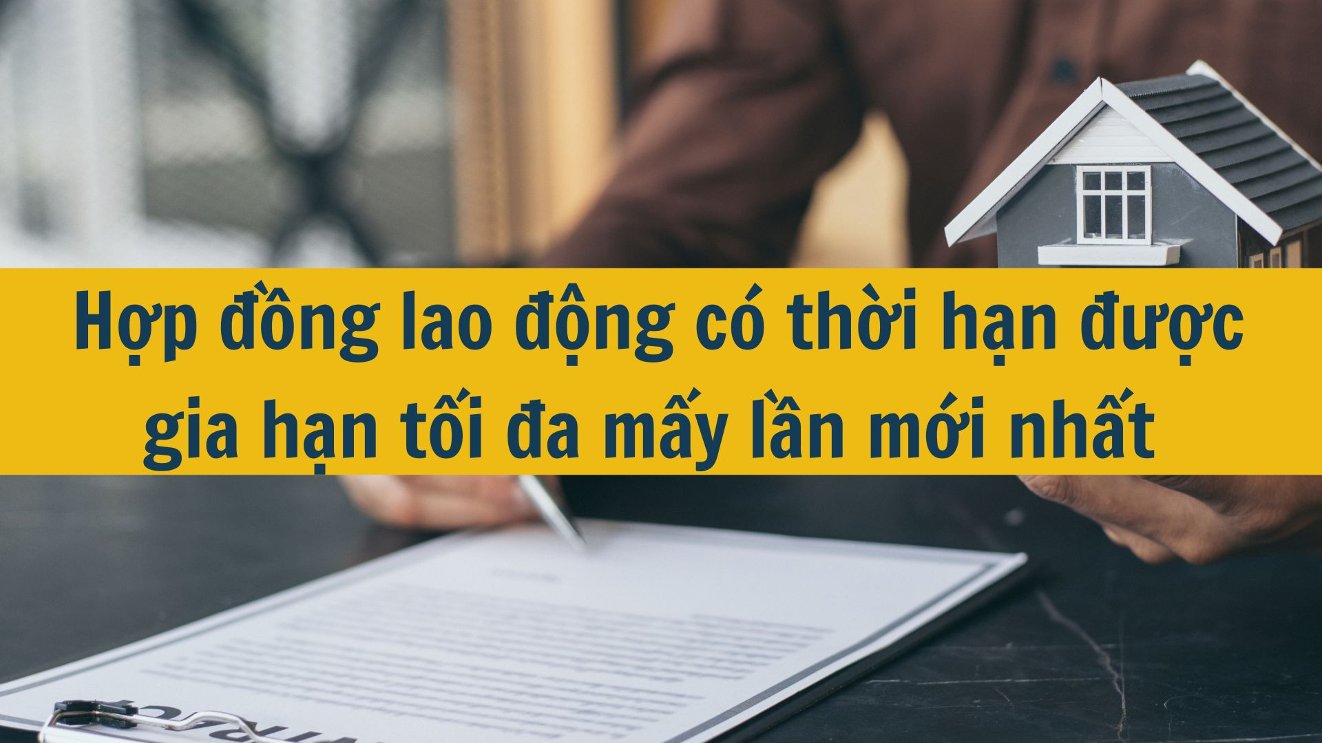 Trong năm 2025, quy định về số lần gia hạn hợp đồng lao động c&oacute; thời hạn tiếp tục được &aacute;p dụng theo Bộ luật Lao động 2019. Theo đ&oacute;, hợp đồng lao động c&oacute; thời hạn chỉ được k&yacute; kết tối đa 1 lần tiếp theo, nếu hai b&ecirc;n vẫn tiếp tục quan hệ lao động sau lần thứ hai th&igrave; bắt buộc phải k&yacute; hợp đồng lao động kh&ocirc;ng x&aacute;c định thời hạn. Quy định n&agrave;y nhằm bảo vệ người lao động khỏi t&igrave;nh trạng bị k&eacute;o d&agrave;i hợp đồng ngắn hạn v&agrave; bảo đảm sự ổn định việc l&agrave;m l&acirc;u d&agrave;i.