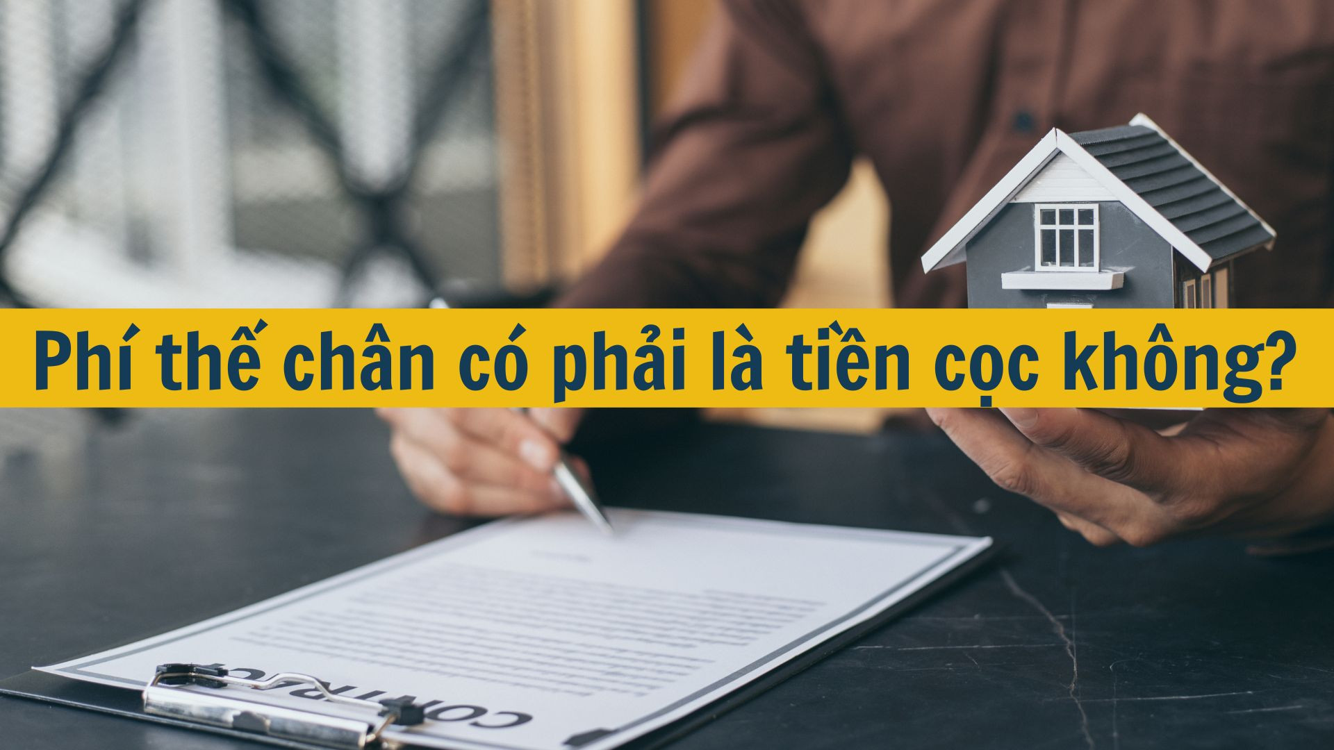 1. Ph&iacute; thế ch&acirc;n c&oacute; phải l&agrave; tiền cọc kh&ocirc;ng? Ph&iacute; thế ch&acirc;n kh&ocirc;ng ho&agrave;n to&agrave;n giống tiền đặt cọc, mặc d&ugrave; về bản chất đều l&agrave; khoản tiền b&ecirc;n thu&ecirc; hoặc b&ecirc;n tham gia giao dịch giao cho b&ecirc;n c&ograve;n lại để đảm bảo thực hiện nghĩa vụ. Cụ thể: &bull;	Tiền đặt cọc l&agrave; khoản tiền (hoặc t&agrave;i sản c&oacute; gi&aacute; trị) do một b&ecirc;n giao cho b&ecirc;n kia để bảo đảm giao kết hoặc thực hiện hợp đồng d&acirc;n sự. Nếu b&ecirc;n đặt cọc kh&ocirc;ng thực hiện đ&uacute;ng cam kết, th&igrave; mất cọc; ngược lại, b&ecirc;n nhận cọc vi phạm th&igrave; phải ho&agrave;n trả v&agrave; bồi thường gấp đ&ocirc;i. &bull;	Ph&iacute; thế ch&acirc;n thường được d&ugrave;ng trong c&aacute;c giao dịch thu&ecirc; nh&agrave;, thu&ecirc; xe, thu&ecirc; t&agrave;i sản... Đ&acirc;y l&agrave; khoản tiền người thu&ecirc; giao cho b&ecirc;n cho thu&ecirc; để đảm bảo sẽ sử dụng t&agrave;i sản đ&uacute;ng mục đ&iacute;ch, kh&ocirc;ng g&acirc;y thiệt hại, v&agrave; sẽ ho&agrave;n trả nguy&ecirc;n trạng. Khoản n&agrave;y thường được ho&agrave;n lại sau khi kết th&uacute;c hợp đồng, nếu kh&ocirc;ng ph&aacute;t sinh hư hỏng hay vi phạm. Ph&iacute; thế ch&acirc;n c&oacute; t&iacute;nh chất tương tự tiền cọc, nhưng kh&ocirc;ng phải l&agrave; tiền đặt cọc theo đ&uacute;ng định nghĩa ph&aacute;p l&yacute; trong Bộ luật D&acirc;n sự, v&agrave; kh&ocirc;ng &aacute;p dụng quy tắc mất cọc hay đền cọc như hợp đồng đặt cọc truyền thống. Khi lập hợp đồng, n&ecirc;n ph&acirc;n biệt r&otilde; hai loại khoản tiền n&agrave;y để tr&aacute;nh tranh chấp.