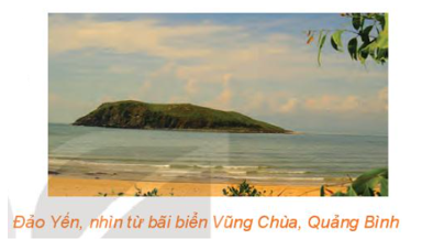 Từ bãi biển Vũng Chùa, Quảng Bình ta có thể ngắm được Đảo Yến (ảnh 1)